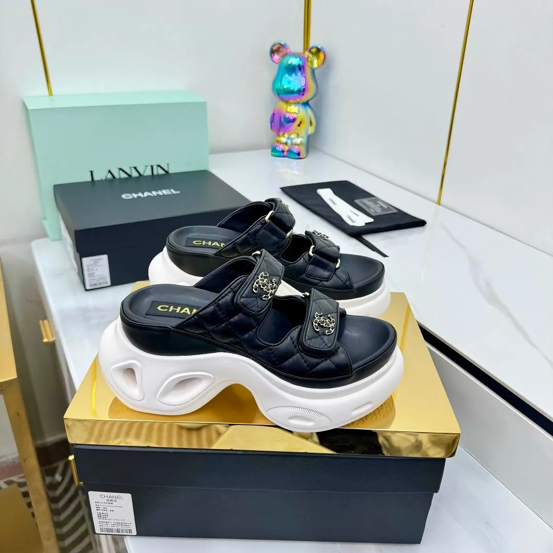 👟👟Ex-factory price 680👟👟 Top version... Chanel｜Chanel Xiaoxiang Velcro Beach Slippers Slippers Casual Beach Shoes 25ss Spring and Summer New Style! Beach shoes are a hit all over the internet! The latest model from the counter, I am still willing to buy it on my feet. It must be ranked among the most popular models. It is invincible in all seasons. Various bloggers and Internet celebrities can see the matching styles. Highly recommended. Pearlescent sheepskin upper, sheepskin lining, suede for feet. Original open-molded TPU outsole size: 35-40 (customized for 40 and 41). Full set of original packaging 👉 👉 👉 👉 👉